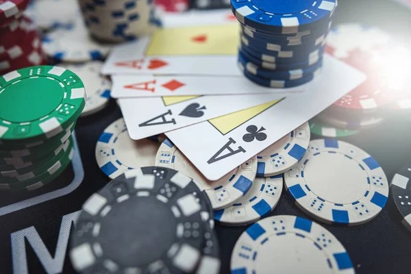 Mobile app interface showing slot games and live casino options on honda555
